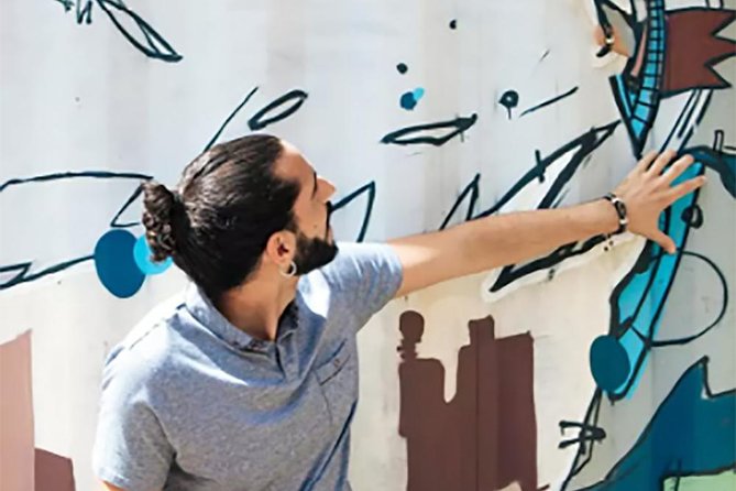 Lisbon: Street Art Walk - Meeting your guide at Largo da Graça
