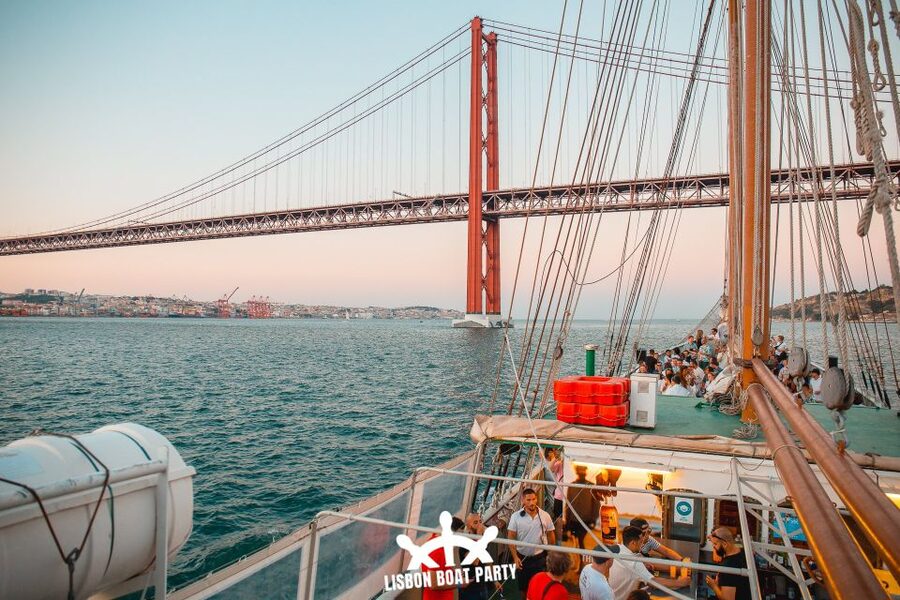 Lisbon: Sunset Boat Party with 2 Drinks and Free Club Entry - Finding the Principe Perfeito at Cais da Rocha do Conde de Obidos