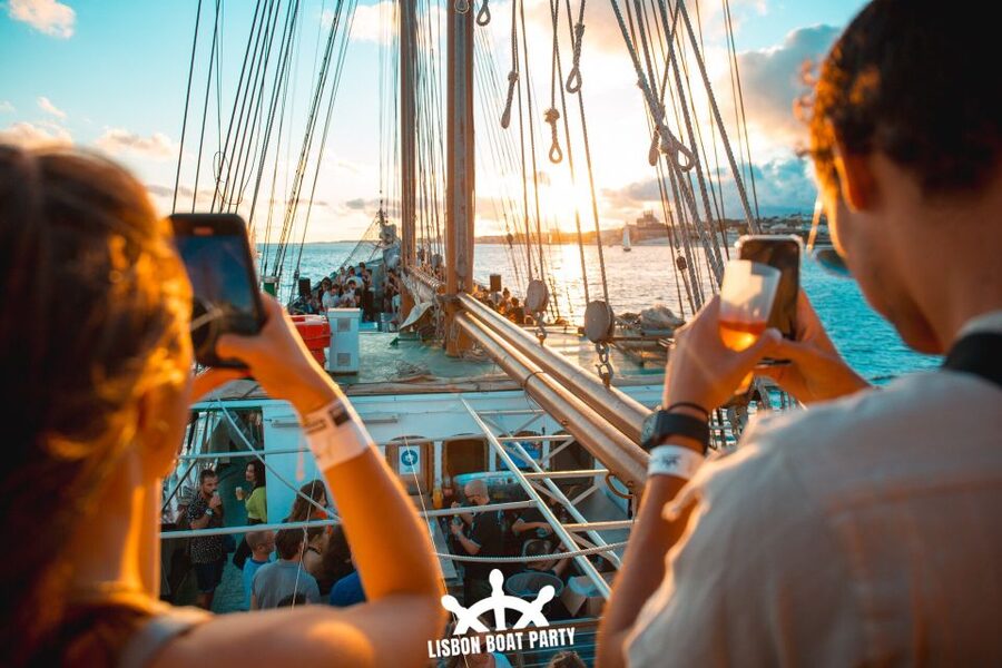 Lisbon: Sunset Boat Party with 2 Drinks and Free Club Entry - Drinks, snacks, and what your ticket really covers
