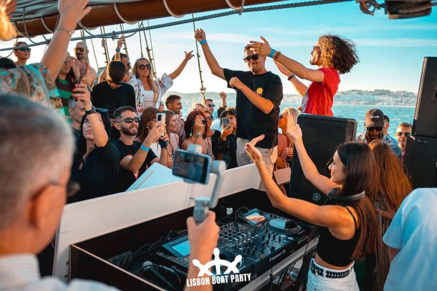 Lisbon: Sunset Boat Party with 2 Drinks and Free Club Entry - Who will enjoy this Tagus River night
