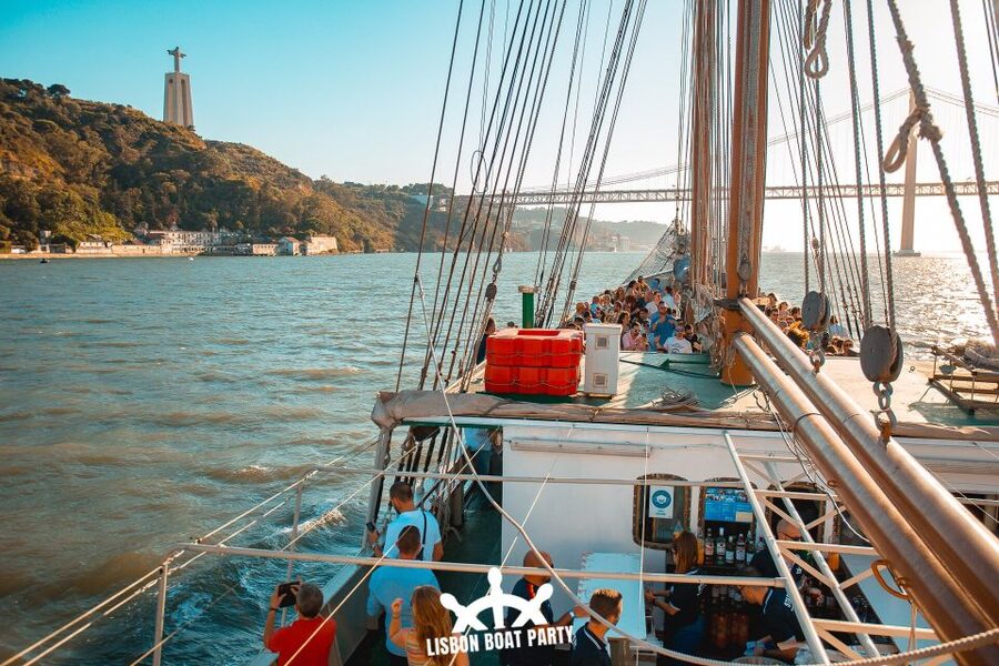 Lisbon: Sunset Boat Party with 2 Drinks and Free Club Entry - Practical advice for a smoother evening