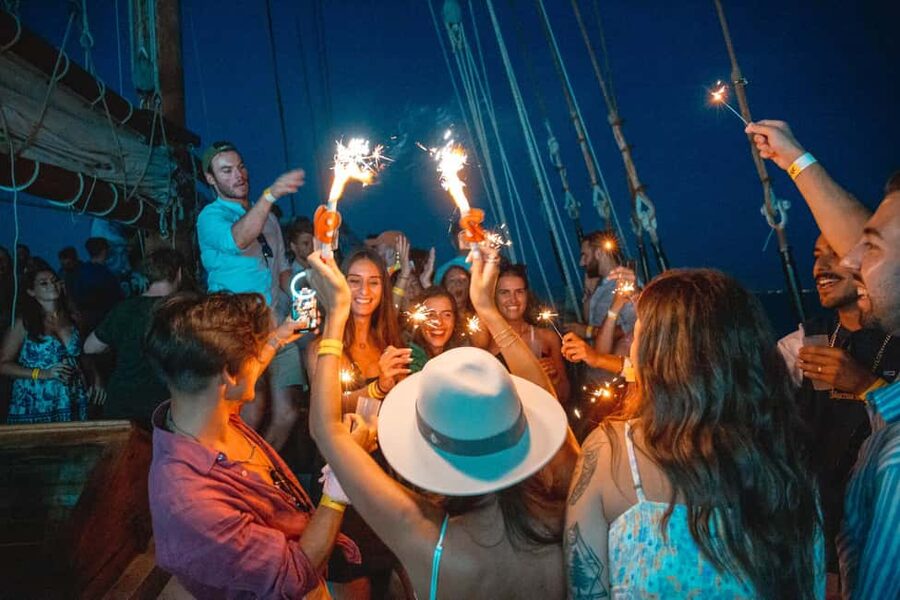 Lisbon: Sunset Boat Party with Live DJ and Night Club Entry - Key points at a glance