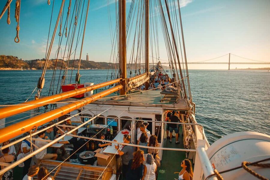 Lisbon: Sunset Boat Party with Live DJ and Night Club Entry - What the Lisbon boat party really is