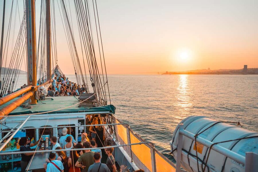 Lisbon: Sunset Boat Party with Live DJ and Night Club Entry - Sunset views between Lisbon and the south bank