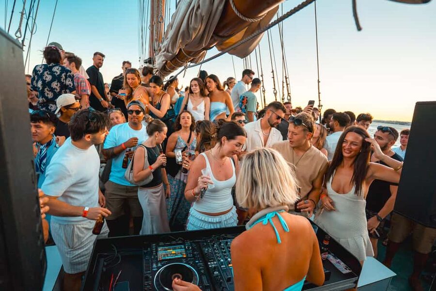 Lisbon: Sunset Boat Party with Live DJ and Night Club Entry - A DJ-led soundtrack for four hours