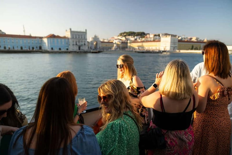 Lisbon: Sunset Boat Tour with Music and Drinks - Leaving the dock: Cais do Sodré and Ribeira das Naus