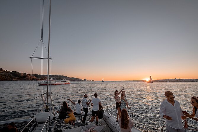 Lisbon : Sunset Catamaran Boat Tour with Music and Drinks - Quick points to know before you book
