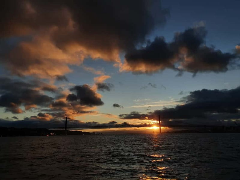Lisbon: Sunset Catamaran Cruise with Drinks - Champalimaud Foundation and the return to Lisbon