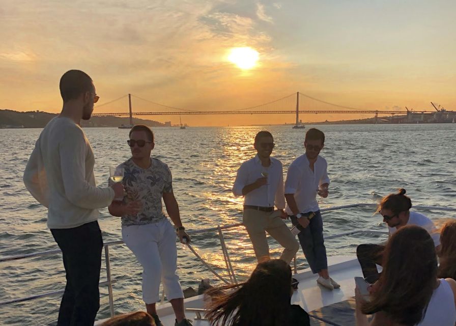 Lisbon: Sunset Cruise with Drinks and Snacks - São Jorge Castle and Alfama from below