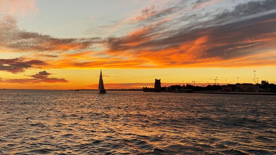 Lisbon: Sunset Cruise with Drinks and Snacks - Cristo Rei and the turn toward sunset