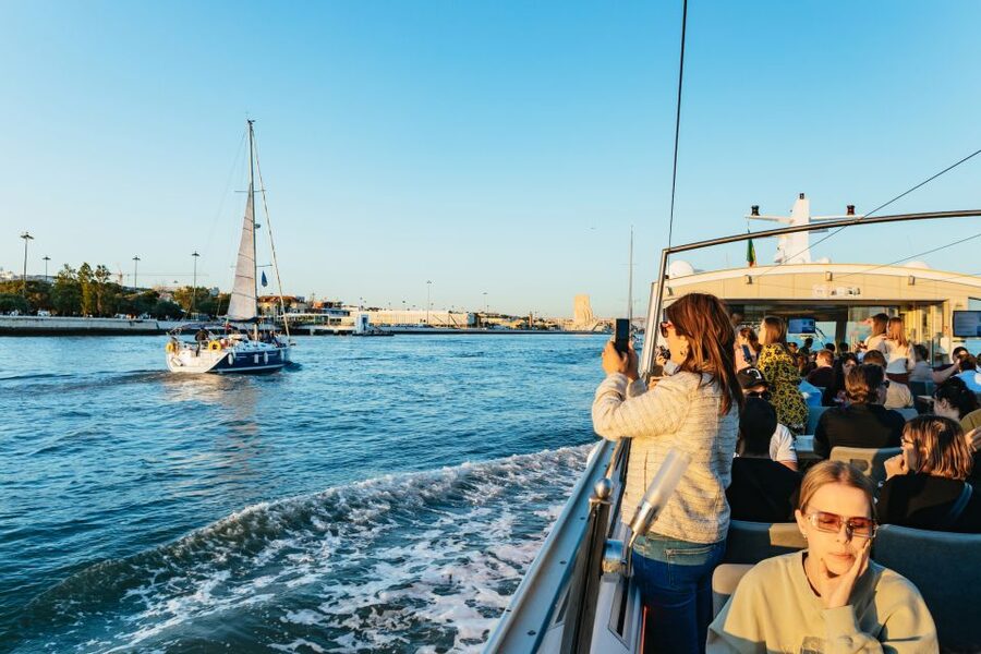 Lisbon: Sunset Cruise with Welcome Drink and Snacks - What the boat is like onboard