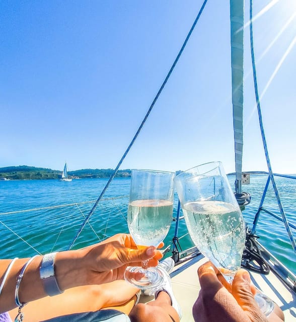 Lisbon: "Sunset" & "Day Tours" by boat, with drink and music - Key points to know before sailing