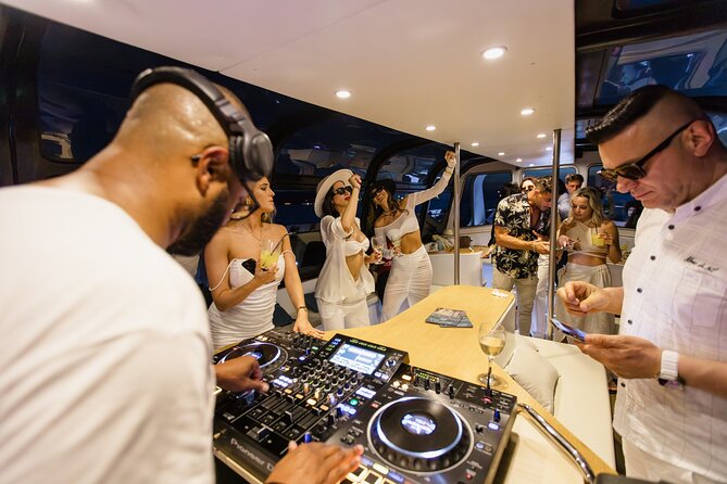 Lisbon – Sunset DJ & Porto Tonic Premium Boat Experience - A sunset party with Lisbon as the backdrop