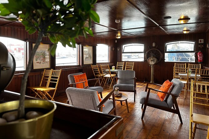Lisbon: Sunset on board with music & drinks - What you actually get at the bar