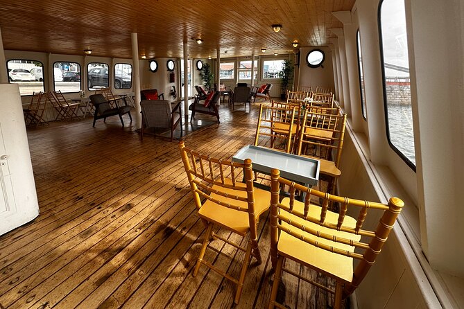 Lisbon: Sunset on board with music & drinks - Jackets, blankets, and weather