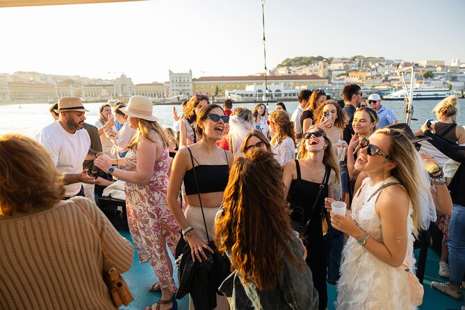 Lisbon: Sunset on board with music & drinks - Sightseeing without a narrator