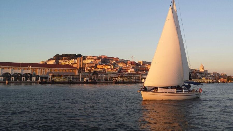 Lisbon: Sunset Sailing Boat Tour with Drinks - The welcome drink and crew service