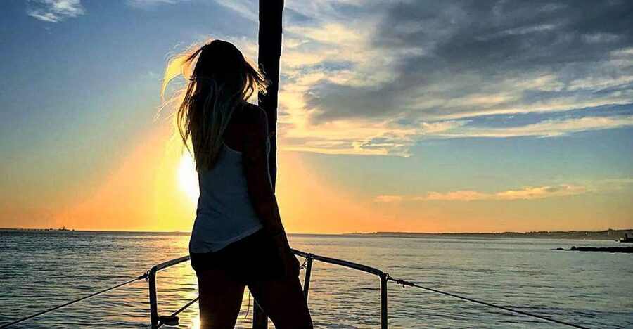 Lisbon: Sunset Sailing Cruise with Wine - Checking in and getting aboard