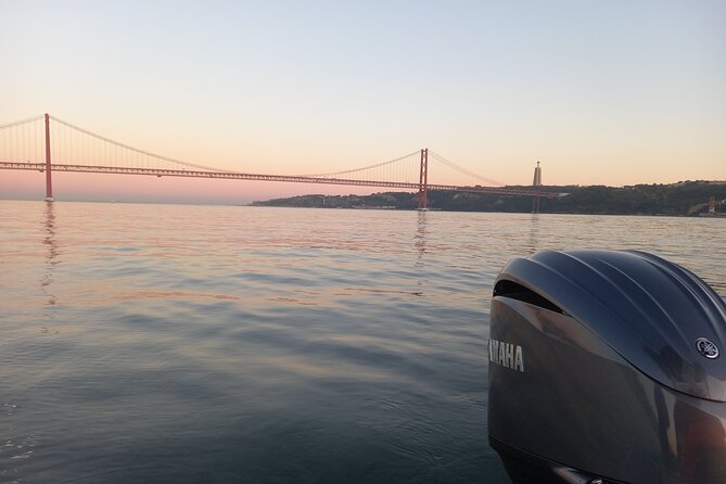 Lisbon: Sunset SpeedBoat Tour - Under the 25 de Abril Bridge