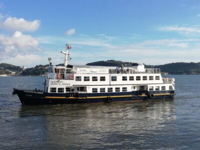 Lisbon: Tagus River Boat Tour with One Drink Included