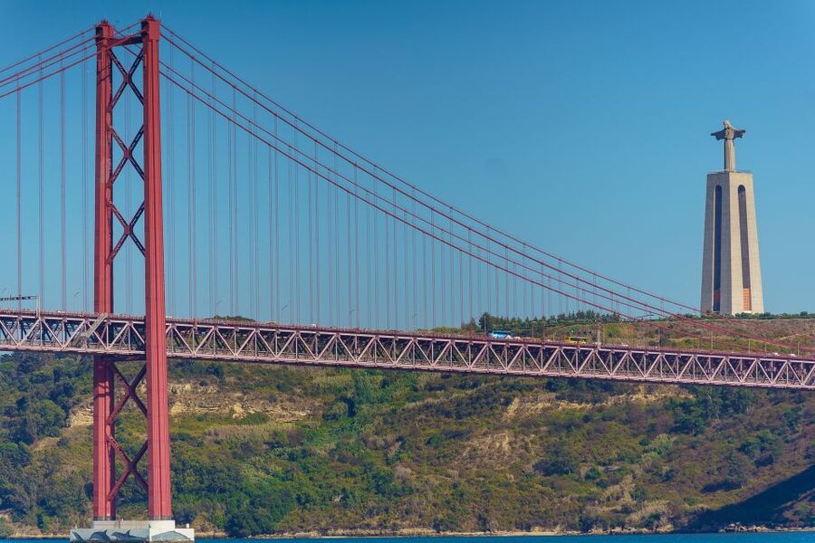 Lisbon: Tagus River Cruise With Brunch - Under the 25 de Abril Bridge