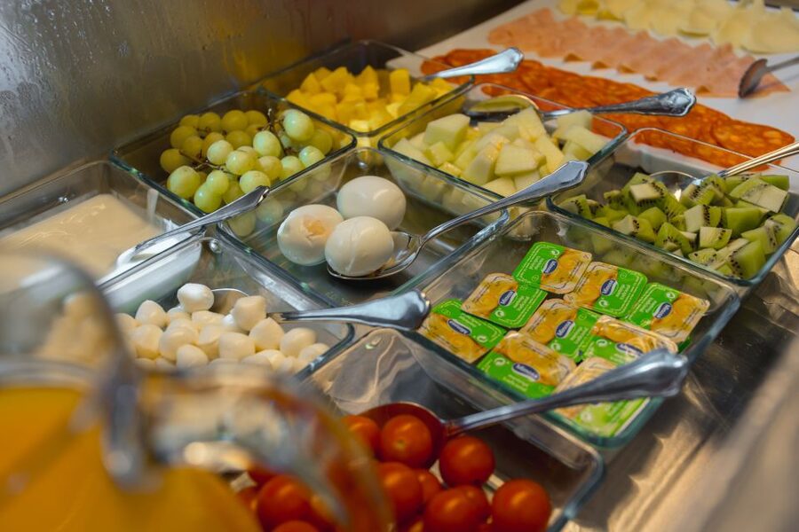 Lisbon: Tagus River Cruise With Brunch - Boarding, seating, and the race for the sundeck