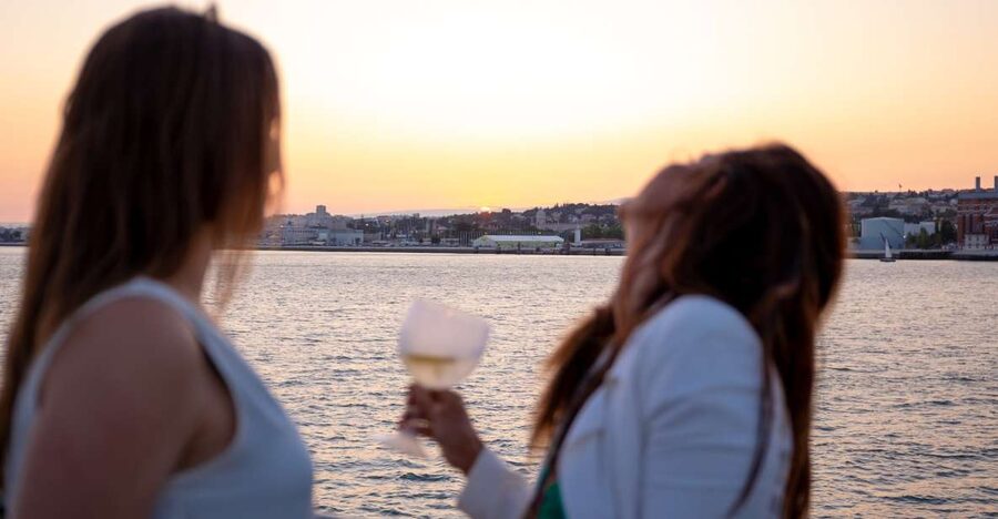 Lisbon: Tagus River Sunset Tour with Snacks and Drink - Key points to know before boarding