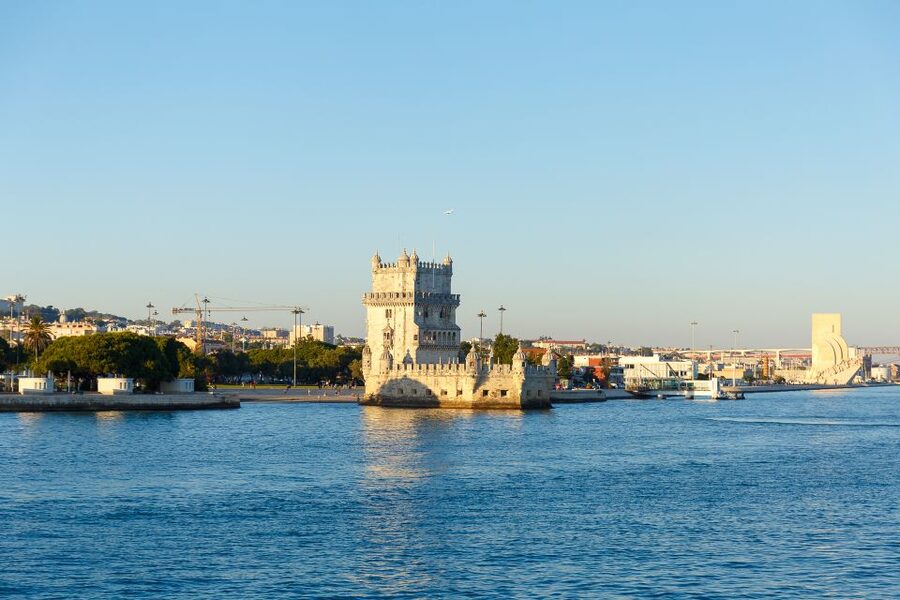 Lisbon: Tagus River Sunset Tour with Snacks and Drink - Photography tips for the Tagus at golden hour