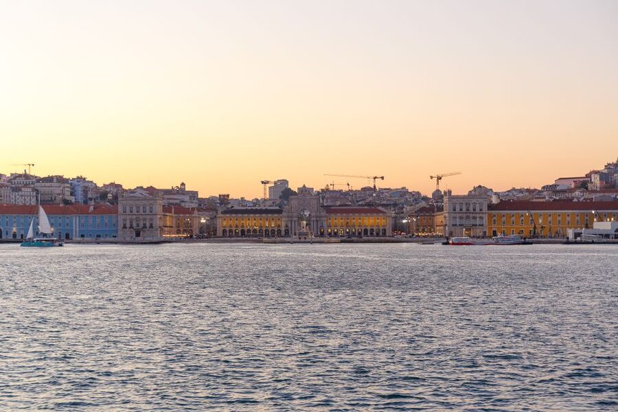 Lisbon: Tagus River Sunset Tour with Snacks and Drink - Finding the boat at Estação Fluvial Sul e Sueste