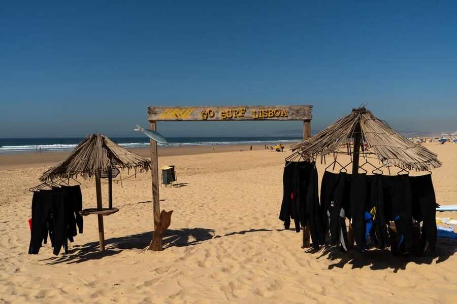 Lisbon: The Surf Instructor - surf lessons with transfer - What makes Praia do Castelo useful for new surfers