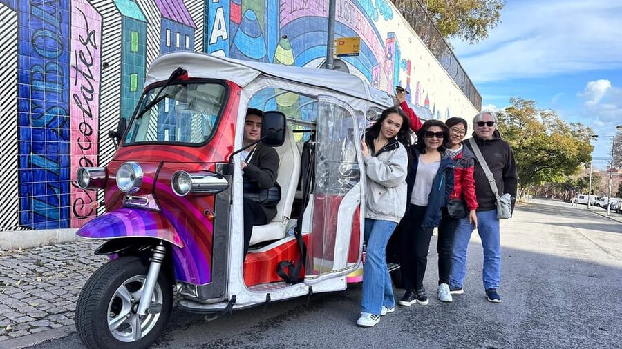 Lisbon Tour With Tuktuk - Choosing a starting point near the river or old town
