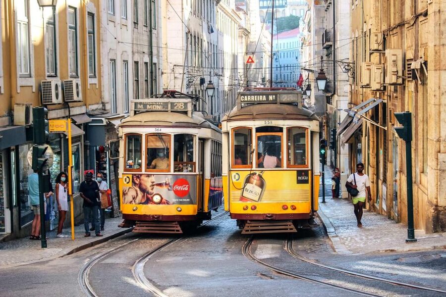 Lisbon: Tram 28 Entry Ticket & Audio Guide with 24-Hour Pass - Making the most of funiculars and Santa Justa Lift