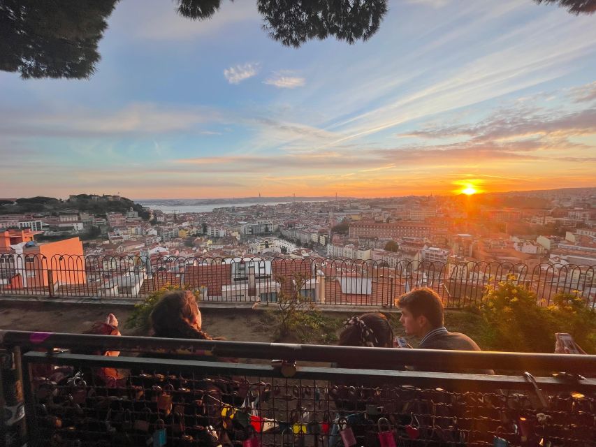 Lisbon: Tuk Tuk with hotel pick up and the best of old city - São Vicente, the National Pantheon, and the second look at Alfama