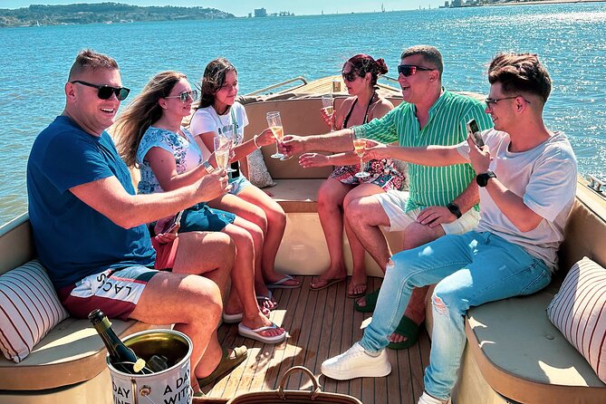 Lisbon – Vinho Verde Wine Premium Boat Experience - Praça do Comércio and Alfama on the return