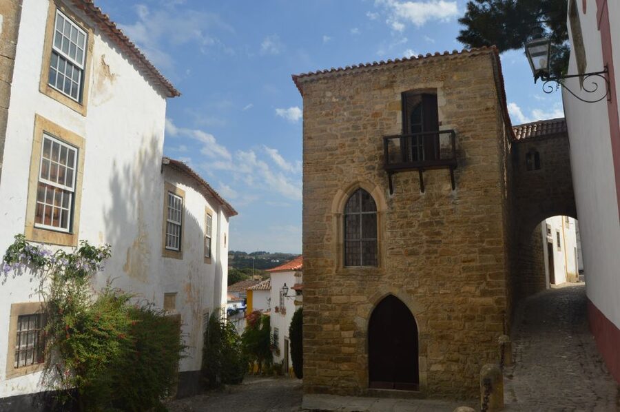 Óbidos: Medieval Tales & Secrets Spots Guided Walking Tour - Starting outside the walls at the tourist office