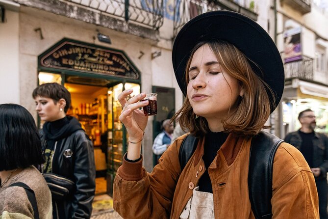 Private Night Bar Crawl in Lisbon with Local Guide and Drinks - What the guides add to the evening