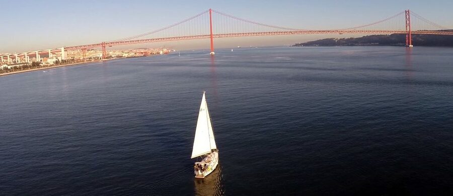Private Romantic cruise with sparkling wine- 2-Hour- Lisbon - Two Hours of Skyline and Coastline Views