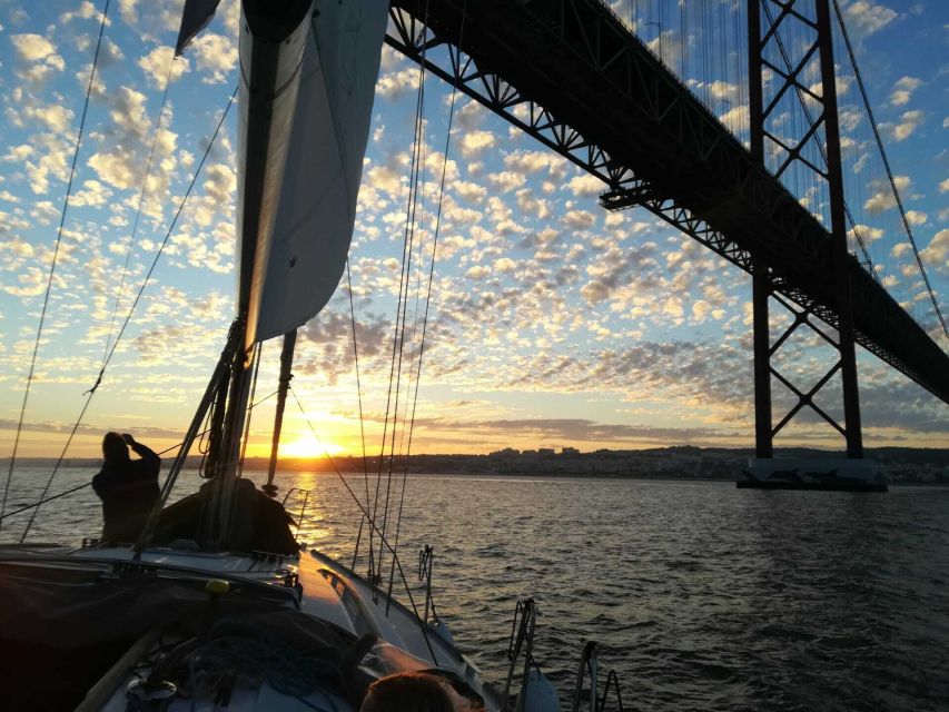 Private Romantic cruise with sparkling wine- 2-Hour- Lisbon - The Practical Rhythm of the Cruise