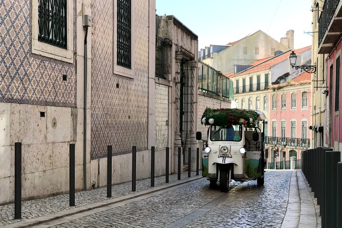 Private tuk tuk tour in old city Lisbon (Standard-1h30) - Key points at a glance