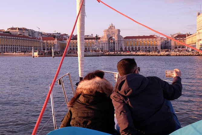 Relaxing Sailboat Cruise along the Tagus - São Jorge Castle above the old quarters