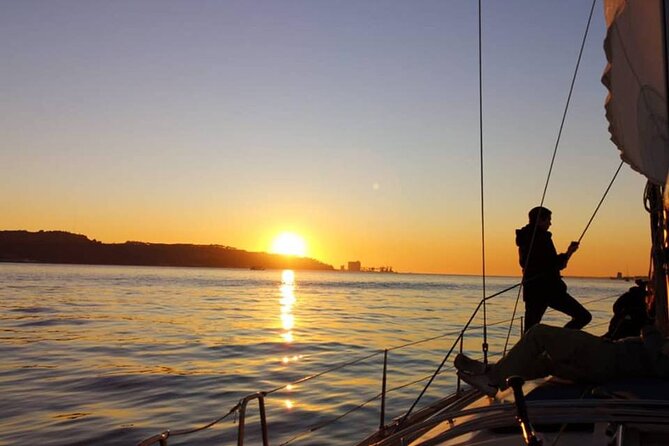 Sailboat Tour in Lisbon with drinks included | Morning and Sunset - Terreiro do Paço and the return across the river