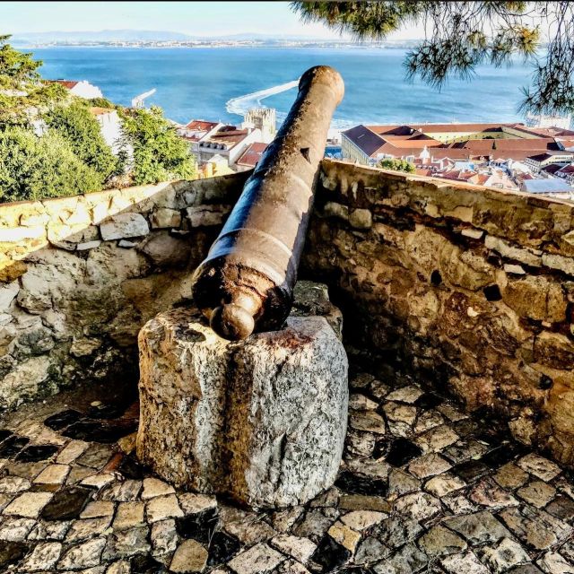 São Jorge Castle Skip-the-line Entry Ticket - Exploring the walls, towers, and open grounds