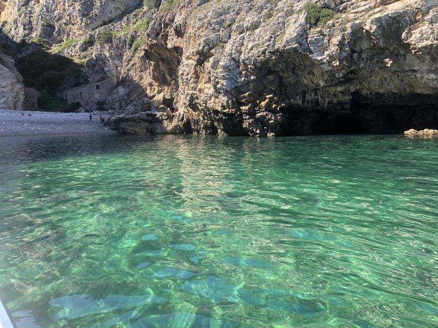 Sesimbra: Arrábida Beaches & Caves Boat Tour with Snorkeling - Praia do Inferno and the cold-water swim