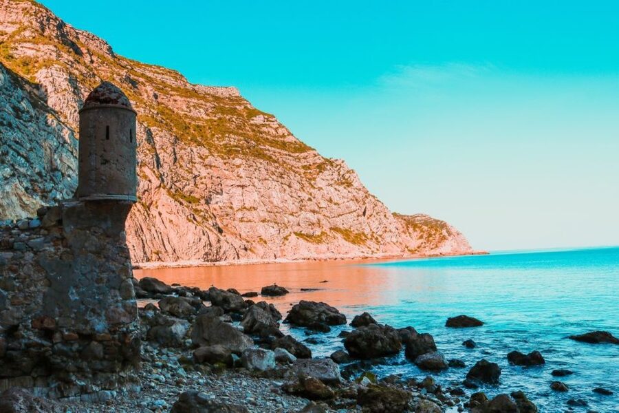 Sesimbra: Arrábida Beaches & Caves Boat Tour with Snorkeling - Caves and the route toward Cabo Espichel