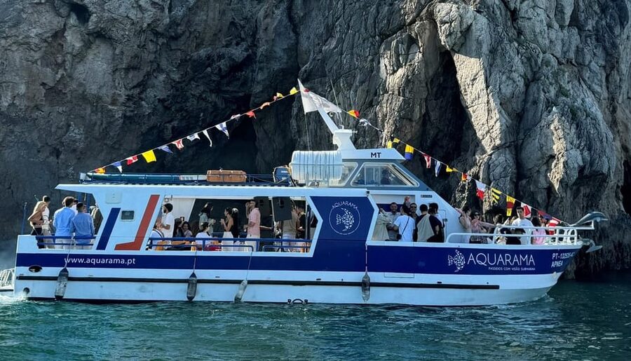 Sesimbra: Family Friendly Boat Sea Tour w/ Submarine Vision - Inferno Beach and the return along California Beach