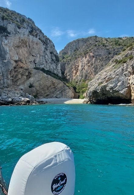 Sesimbra: Secret Bays and Beaches Boat Tour with Snorkeling - Ribeiro do Cavalo Beach and the first real beach stop