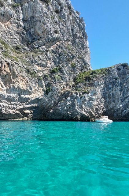 Sesimbra: Secret Bays and Beaches Boat Tour with Snorkeling - Praia da Cova, the first look at the coast