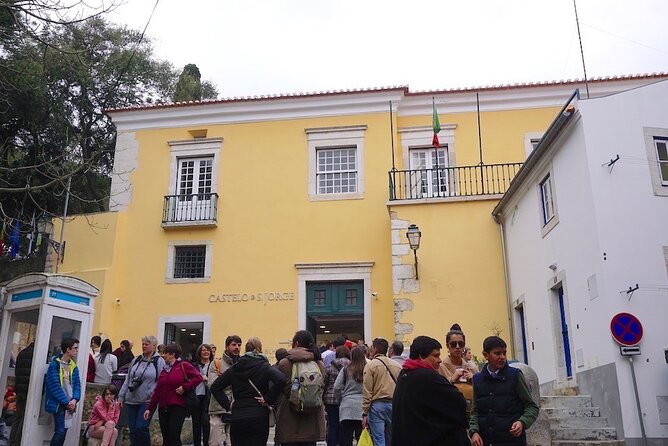 Skip the Line Ticket Castelo de S. Jorge - The garden, native plants, and famous peacocks