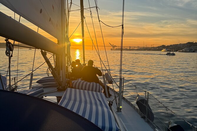 Sunset sailboat tour in Lisbon with green wine - Finding the dock at Rua da Cintura
